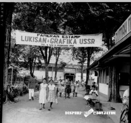 Para pengunjung akan memasuki lokasi pameran lukisan dan Grafika USSR / Rusia di Surabaya, 6 s.d ...