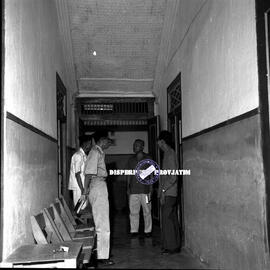 Pejabat dan pengelola gedung saat kunjungan ke sekolah Bung Karno / Presiden Sukarno (Soekarno) E...