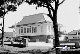 Bank Indonesia ke-18 di Jember tampak gambar gedung RI di Jember (tampak depan) Tanggal 8 Pebruar...