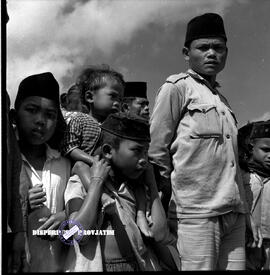Para lelaki sedang memperhatikan tarian tradisional, foto diambil pada saat kegiatan Promotion To...