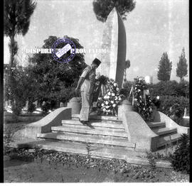Acara peletakan karangan bunga di Taman  Makam Pahlawan Kusuma Bangsa  Surabaya, 10 - 11 – 1957