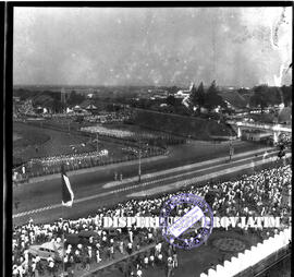 Suasana upacara peringatan hari pahlawan di Tugu Pahlawan Surabaya, defile tampak membelakangi vi...