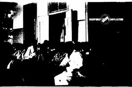 Para undangan (pejabat) duduk di teras depan gedung negara grahadi dalam peringatan HUT Kemerdeka...
