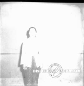 Foto seorang perempuan tengah pada acara pembukaan gedung RRI yang baru di Surabaya, 1 – 1 – 1956