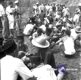 Pembangunan ke Djabung (Tumpang) Malang, tgl. 23 Maret 1957. Kerja bakti pemerataan jalan dan jem...