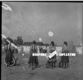 Upacara dalam rangka peringatan hari Sumpah Pemuda ke makam pahlawan W.R.  Supratman di Surabaya,...