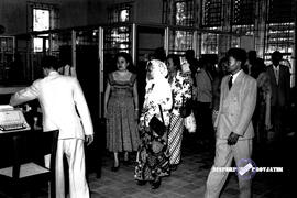 Bank Indonesia ke-18 di Jember tanggal 8 Februari 1958 para tamu undangan sedang memasuki gedung BI
