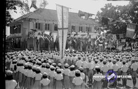 Suasana peringatan HUT Kemerdekaan RI ke 8, tampak barisan para pelajar menghadap ke gedung negar...