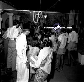 Suasana di sebuah perkampungan dalam malam peringatan HUT Kemerdekaan RI ke 8 di Surabaya, 17 – 8...