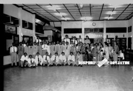 Acara foto bersama bersama pada ramah tamah dengan Dirjen Kementerian Luar Negeri, 9 – 1 – 1956