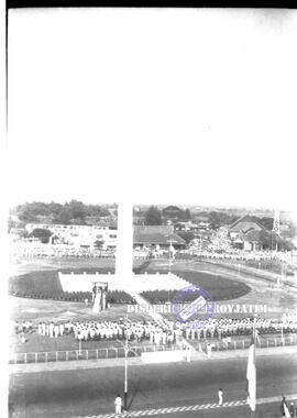 Suasana upacara Peringatan hari pahlawan di depan gubernuran  Surabaya,  10-11-1953