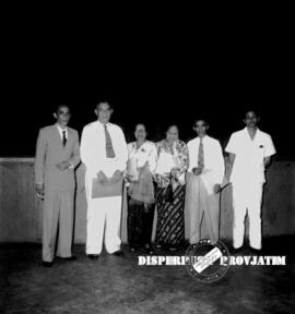 Tim juri foto bersama dalam lomba merangkai bunga (florist) di  Surabaya, 23 – 6 – 1955