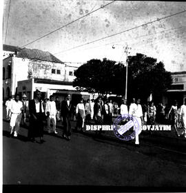 Parade pemuda dengan memakai pakaian daerah peringatan Hari Kemerdekaan  Republik Indonesia ketik...