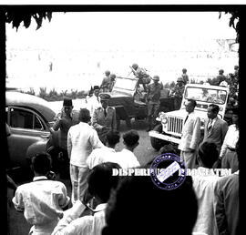 Sebuah gedung di surabaya dengan tulisan  tuntutan pembebasan irian barat foto diambil  saat keda...