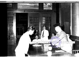 Penyerahan hadiah lomba pembuatan poster  dalam peringatan 17 agustus 1958 di  Surabaya, 29 – 8 –...