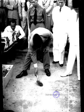 Tugu peringatan 10 Nopember 1953. Peletakan batu pertama pembangunan tugu pahlawan, tgl 24 Oktobe...