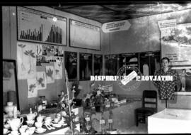 Stand – stand pemerintah hasil industri dalam negeri pada pameran CEFI (Center For Economical Fai...