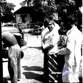 Para Pelayat ketika berada di rumah duka almarhum dr. saleh, 7 – 6 - 1952