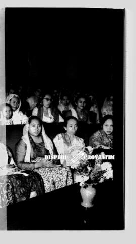 Ibu-ibu para undangan yang menghadiri  acara Isro’ Mi’roj di gedung negara Grahadi,  23 – 1 – 1960