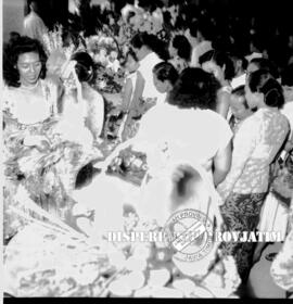Tim juri sedang melakukan penilaian lomba merangkai bunga (florist) di  Surabaya, 23 – 6 – 1955