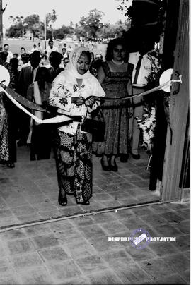Bank Indonesia ke-18 di Jember tanggal 8 Februari 1958 para tamu undangan sedang antri memasuki g...