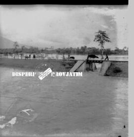 Warga yang sednag mengevakuasi  ternaknya melewati rel kereta api pada banjir Porong, 12 – 2 – 1959