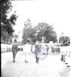 Suasana pemakaman Ibu Sastrodihardjo di Surabaya yang dimakamkan secara milter, tahun 1958