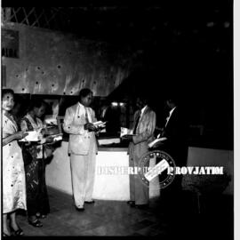 Kunjungan Sekjen di stand pameran CFI di Surabaya, tahun 1958