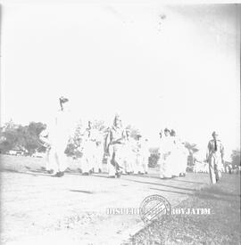 Peserta defile dari kesatuan marching band tampak memasuki halaman an balai kota pada peringatan ...