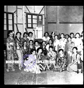 Foto bersama dalam acara batik show  di surabaya, 16 – 12 – 1953
