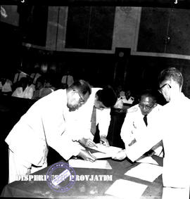 Pak Samadikun dalam penandatanganan penyerahan Jawatan Kehutanan di  Surabaya, 19 – 1 – 1959