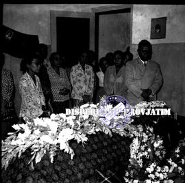 Saat jenazah masih berada di rumah duka Alm. Bpk. Sudjiman, tahun 1958
