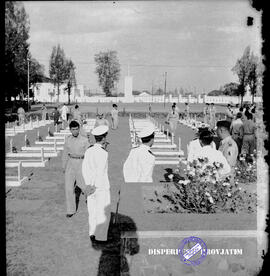 Ziarah ke makam pahlawan setelah selesai ke Taman makam pahlawan Surabaya (Kusuma Bangsa), 17 Agu...