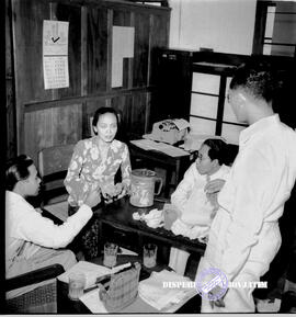 Para juri sedang mediskusikan hasil lomba foto (Djuri foto prijsuraay philips). Tanggal 5 Mei 1952