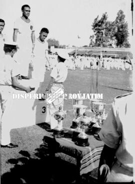 Penyerahan piala / medali kepada para pemenang pada Pekan Olah Raga Angkatan Laut (PORAL) di Sura...