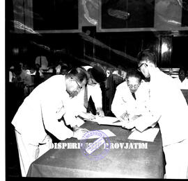 Pak Samadikun dalam penandatanganan penyerahan Jawatan Kehutanan di Surabaya, 19 – 1 – 1959