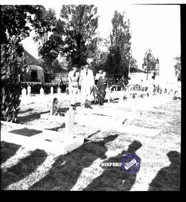 Ziarah ke makam pahlawan setelah selesai ke Taman makam pahlawan Surabaya (Kusuma Bangsa), 17 Agu...