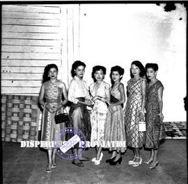 Para undangan perempuan foto bersama dalam batik show  di surabaya, 16 – 12 – 1953