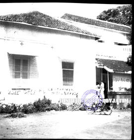 Sebuah gedung di surabaya dengan tulisan  tuntutan pembebasan irian barat foto diambil  saat keda...