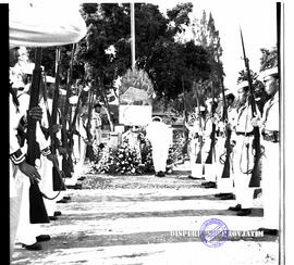Ziarah ke makam pahlawan setelah selesai pemindahan makam para pahlawan ke Taman makam pahlawan S...