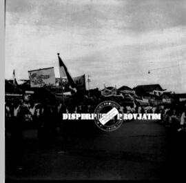 Suasana pawai peringatan HUT Republik Indonesia di Surabaya, terlihat dari berbagai kontingen den...