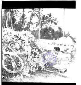 Suasana pemakaman Ibu Sastrodihardjo di Surabaya yang dimakamkan secara milter, tahun 1958