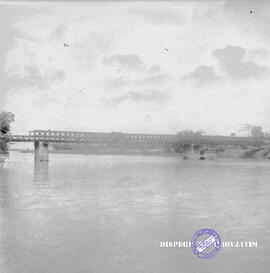 Obyek Trowongan Tulungagung Selatan. Kali Brantas waktu banjir dengan Belly Brug. Tahun 1960