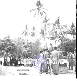 Suasana pemakaman Ibu Sastrodihardjo di Surabaya yang dimakamkan secara milter, tahun 1958