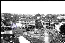 Rombongan barisan peserta Peringatan hari pahlawan sedang menuju tempat peringatan di tugu pahlaw...