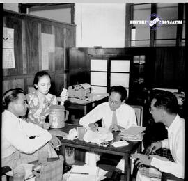 Para juri sedang mediskusikan hasil lomba foto (Djuri foto prijsuraay philips). Tanggal 5 Mei 1952