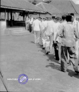 Pembangunan ke Djabung (Tumpang) Malang, tgl. 4 April 1957. Warga berduyun –duyun menuju balai desa