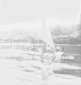 Wisatawan sedang menikmati indahnya pantai dengan naik kapal tradisional di pantai pasir putih si...