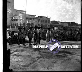 Suasana persiapan peletakan karangan bunga di Tugu Pahlawan Surabaya, 17 – 8 – 1959