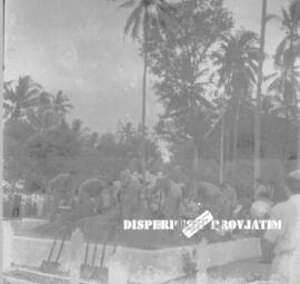 Suasana pemakaman Ibu Sastrodihardjo di Surabaya yang dimakamkan secara milter, tahun 1958
